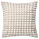Une housse de coussin SVARTPOPPEL blanc cassé, avec un design doux et texturé à pompons. Forme carrée, avec un matériau en polyester recyclé respectueux de l’environnement.