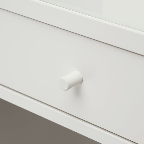 Commode blanche avec boutons en verre