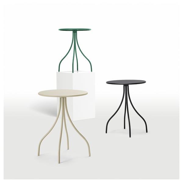 Trois tables d’appoint en vert, beige et noir avec des pieds élancés de style trépied et des plateaux ronds. Design minimaliste moderne.