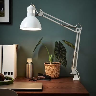 Lampe TERTIAL blanche sur bureau en bois, éclairant les plantes et les fournitures de bureau.