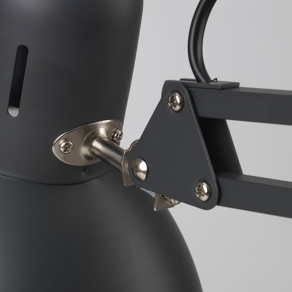 Gros plan du joint de lampe TERTIAL robuste ; L’acier élégant et le plastique durable, des vis précises assurent la stabilité.