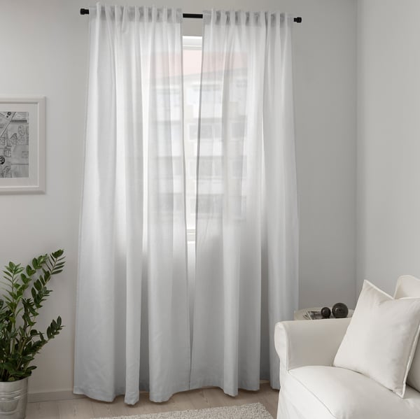 Fenêtre de cadres de rideaux blancs transparents, lumière adoucissante.