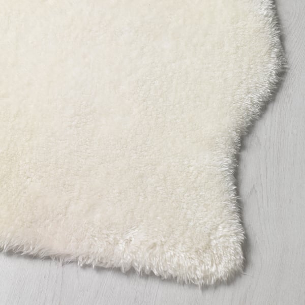 Tapis blanc confortable, doux et accueillant, parfait pour le confort.