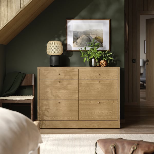TONSTAD Commode en chêne contre mur végétal avec décor
