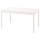 Une table à manger TONSTAD blanche au design classique. Il est doté d’un plateau en mélamine lisse et de pieds en bois robustes, pouvant accueillir de 4 à 6 personnes avec une rallonge extensible.