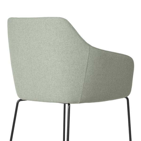 Chaise rembourrée moderne avec dossier haut et accoudoirs, offrant confort et soutien. Tissu gris clair sur pieds en métal robustes.