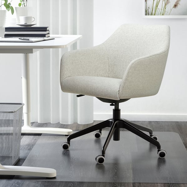 Chaise TOSSBERG grise avec roulettes noires, élégante et ergonomique, parfaite pour les petits espaces.