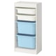 TROFAST est une unité de rangement moderne, blanche avec des bacs bleus/gris, fabriquée en panneaux de particules et en plastique recyclé, idéale pour organiser les articles des enfants.