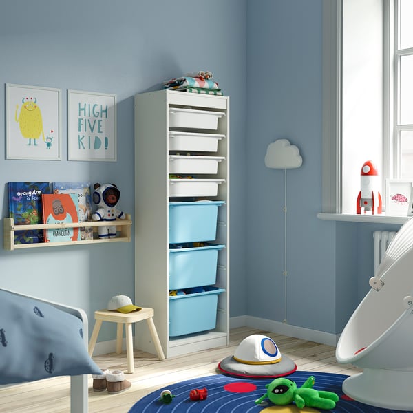 Chambre d’enfant avec rangement TROFAST bleu, cadre blanc, bacs bleus. Bacs hauts, ajustés dans les coins et de tailles mixtes pour un accès facile.