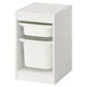 Produit : Unité de rangement blanche TROFAST, forme rectangulaire, trois compartiments ouverts avec bacs en plastique, conception modulaire.