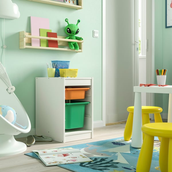 Étagères TROFAST avec jouets et fournitures scolaires.