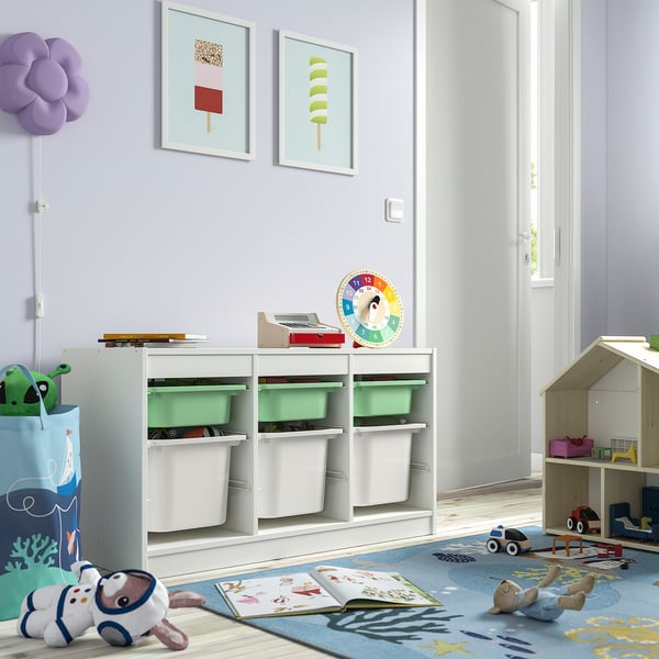 Salle de jeux pour enfants avec meubles de rangement blancs TROFAST. Dimensionné pour s’adapter parfaitement, contenant des bacs et des jouets colorés. Lumineux, ludique et organisé.