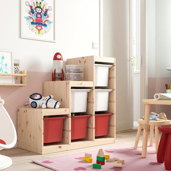 Étagère pour enfants TROFAST en bois avec bacs rouges, jouets et peluche.