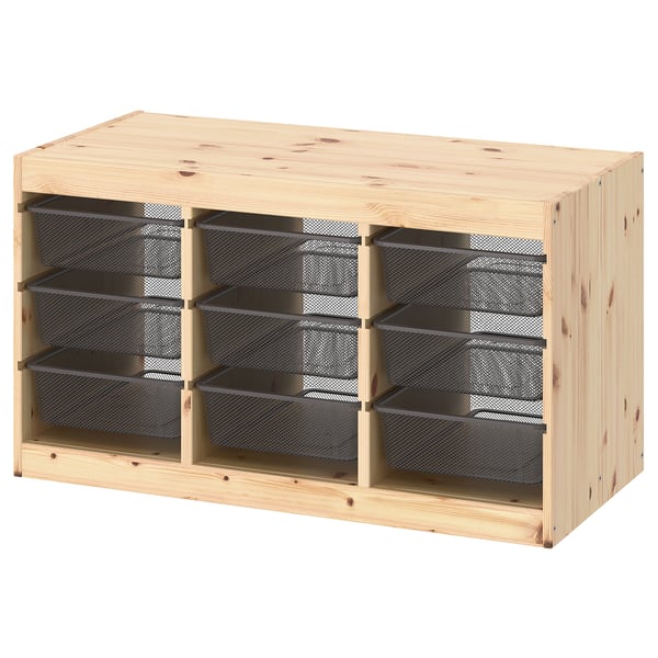 Le meuble de rangement TROFAST, un cadre en bois léger avec des boîtes en maille métallique. Il est conçu pour organiser les articles avec une disposition moderne et ouverte.