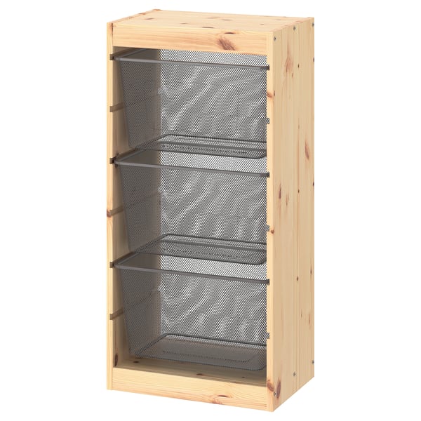 Un meuble de rangement en bois de pin clair ikea TROFAST avec trois étagères en maille grise. Il est rectangulaire, robuste et conçu pour organiser les articles.