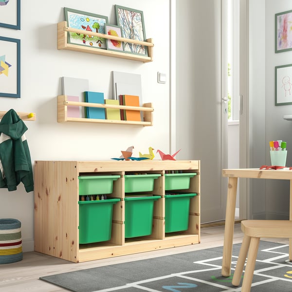 Rangement des jouets pour enfants : TROFAST, bois clair, bacs verts, carrés, modulaires. S’adapte bien dans la pièce près des étagères murales.