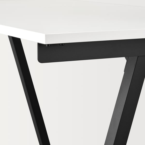 Bureau moderne avec plateau de table blanc épuré et pieds en métal noir élégants, conçu pour une utilisation efficace de l’espace.