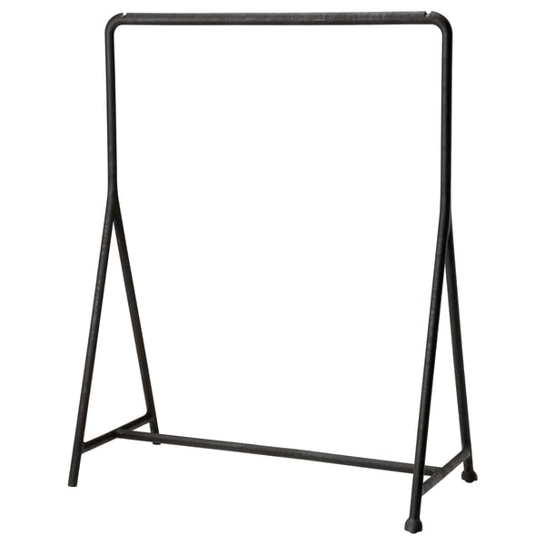 Présente un porte-vêtements en métal noir TURBO au design minimaliste, doté d’une base en A robuste et de roulettes pour un déplacement facile.