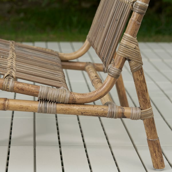 Gros plan de meubles de patio en rotin tissés à la main, mettant en valeur un savoir-faire complexe et un design naturel.
