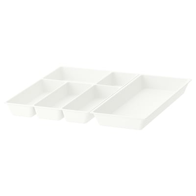 Trois organisateurs en plastique blanc de la série UPPDATERA, en forme de tiroirs maximera, conçus pour s’adapter à des tiroirs de 60 cm de large.