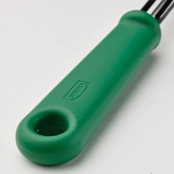 Éplucheur à manche en plastique vert avec lame en acier inoxydable, conçu pour la durabilité et le nettoyage facile.