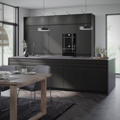Cuisine moderne avec des façades élégantes en UPPLÖV noir mat, avec des bords chanfreinés, des poignées intégrées et une garantie de 25 ans.