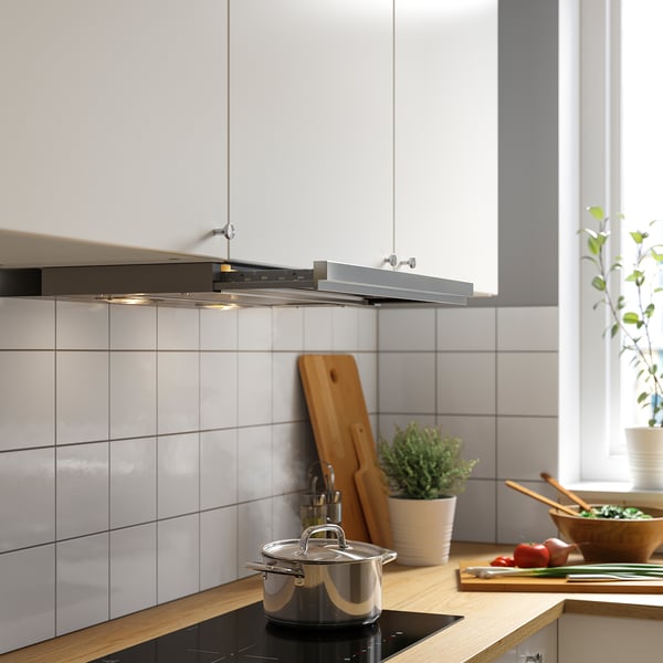 Cuisine moderne avec armoires blanches, plantes.