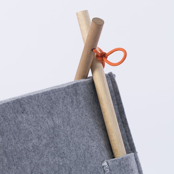 Maison pour chat grise robuste avec poteaux en bois et corde orange.