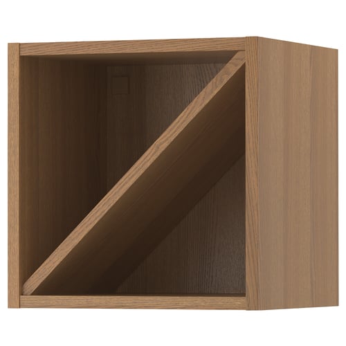Une armoire ouverte en bois VADHOLMA en marron, conçue pour ranger les bouteilles avec une étagère diagonale pour un accès facile.