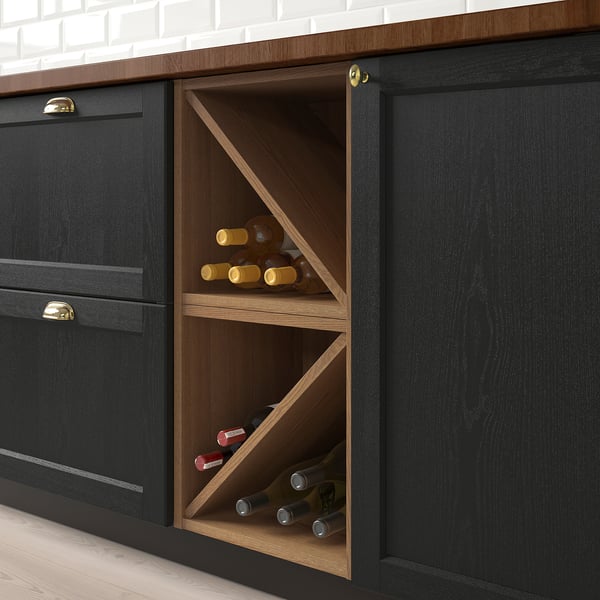 Armoire de cuisine noire avec étagère à vin ouverte contenant des bouteilles.