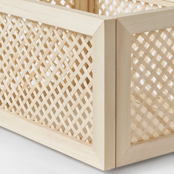 Panier en bois clair tissé à la main avec un motif en treillis complexe, fabriqué à partir de bois de peuplier, mettant en valeur l’artisanat et la durabilité.