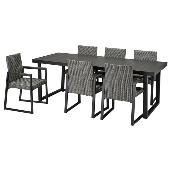 VÄRMANSÖ ensemble de salle à manger d’extérieur : noir, 6 chaises en osier, table en acier, moderne, durable.