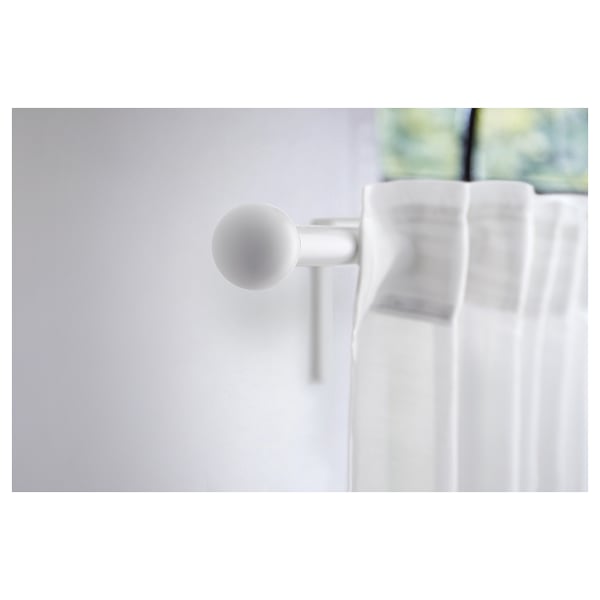 Ballon moderne blanc au mur, design minimaliste. Fabriqué en plastique recyclé.