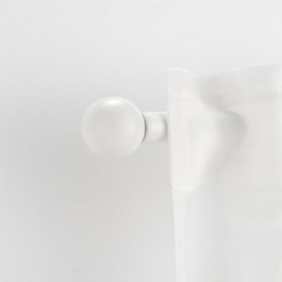 Le pinacle blanc VÄSENTLIG est petit, rond, moderne. Fabriqué en plastique recyclé, il se fixe facilement sur des tringles à rideaux.