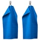 Deux serviettes VÅGSJÖN bleues sont suspendues côte à côte sur des crochets argentés, affichant une texture éponge unie et un motif rayé de la moitié inférieure d’un bleu vif.