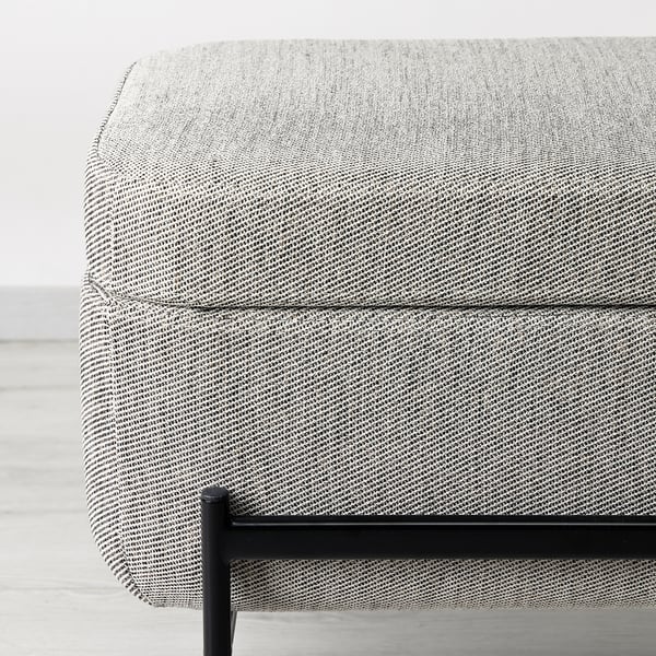 Banc rembourré rectangulaire moderne avec pieds en métal noir et espace de rangement. Dessus en tissu doux à motifs, aspect de qualité.