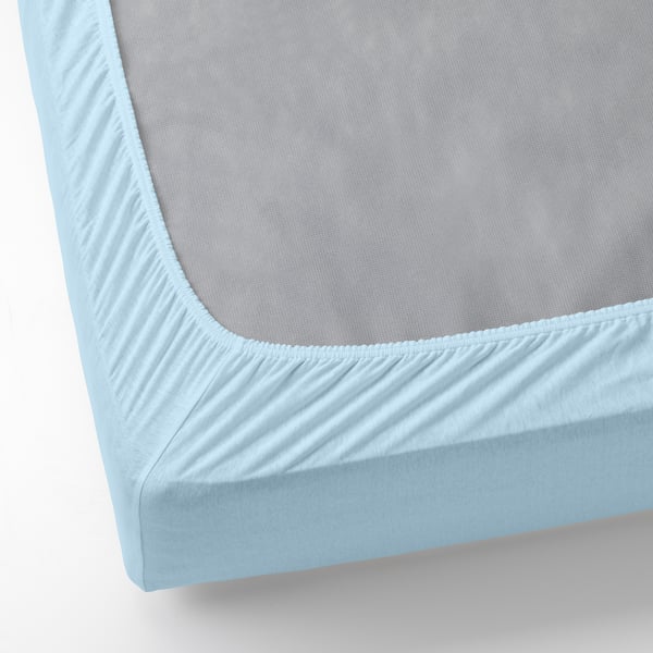 Un drap-housse bleu clair avec matelas gris.