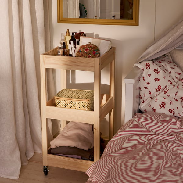 Boîte en bambou beige VIELÅNGEN sur chariot avec des articles.