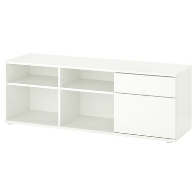 Un banc TV VIHALS blanc avec deux tiroirs. Il a des étagères ouvertes et un design élégant et moderne. Idéal pour le stockage et la configuration des supports.