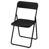 Une chaise pliante noire des VIHALS . Il possède un cadre métallique noir élégant ainsi que un siège et un dossier en plastique, conçus pour être facilement utilisés et stockés.