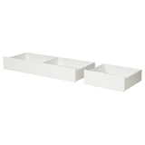 Deux tiroirs de rangement blancs sous le lit, l’un étroit et l’autre large.