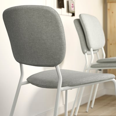 Chaises de salle à manger minimalistes, rembourrées, grises.