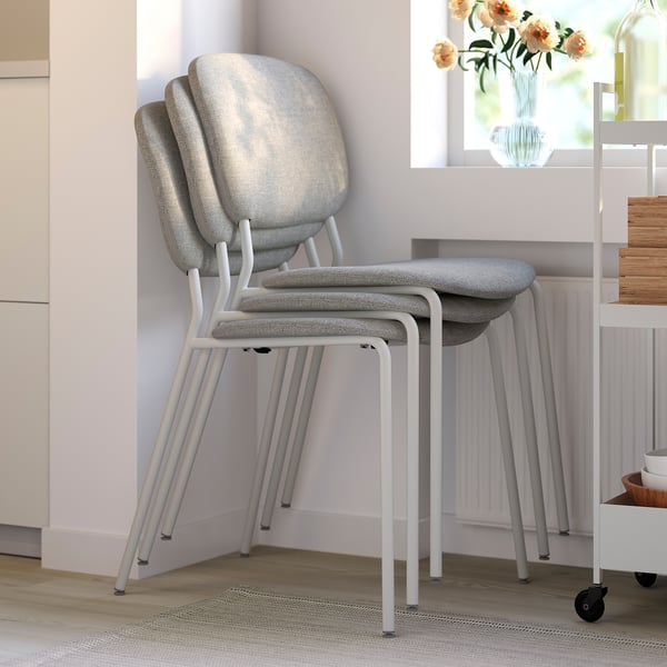 Chaises de salle à manger empilables avec sièges et dossiers en mousse, idéales pour une vie compacte.