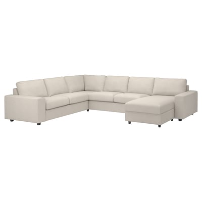 Grand canapé sectionnel beige avec chaise, design moderne et confortable.