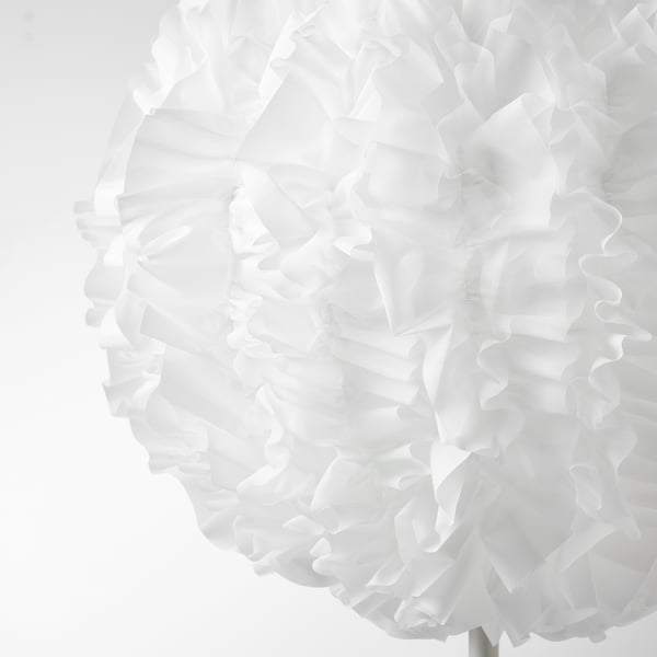 Abat-jour blanc en forme de nuage, fabriqué à partir de polyester recyclé doux, émettant une douce lueur.