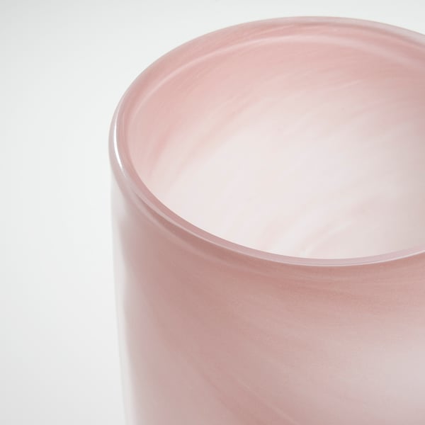 Bougeoir en verre rose, bords lisses, qualité artisanale, doucement lumineux.