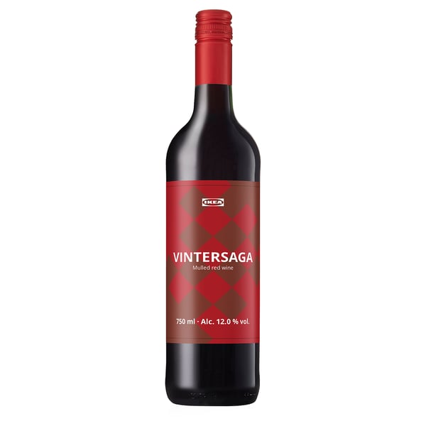 Une bouteille rouge avec l’étiquette VINTERSAGA d’IKEA, un vin rouge chaud, 750 ml, 12. 0 % vol., debout debout.
