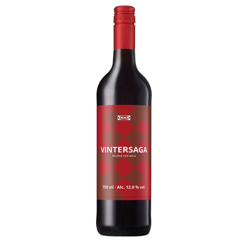 Une bouteille rouge avec l’étiquette VINTERSAGA d’IKEA, un vin rouge chaud, 750 ml, 12. 0 % vol., debout debout.