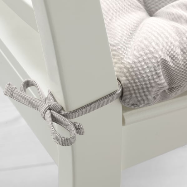 Coussin de chaise rembourré gris avec attaches pour un ajustement sûr.
