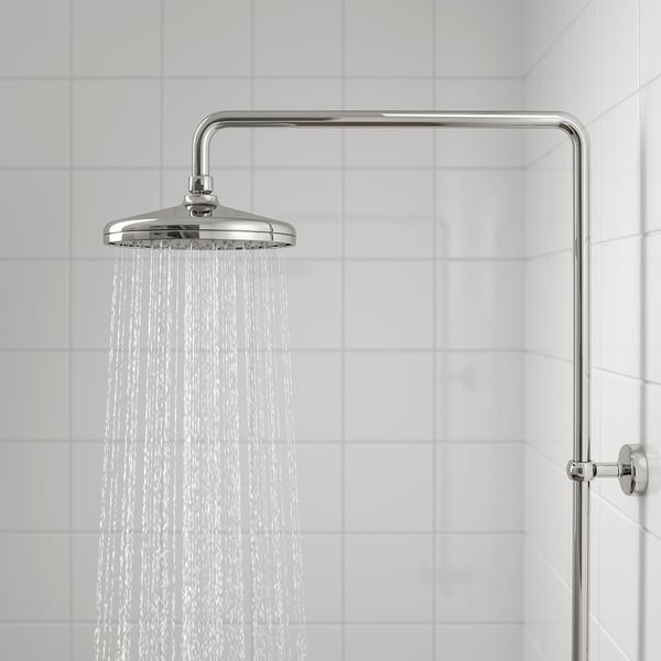 Douche moderne avec pomme de pluie chromée et inverseur.
